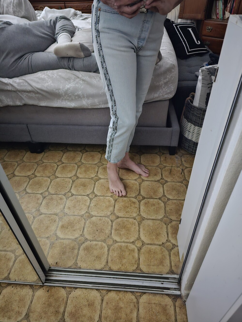 Levis 501 Jeans! Size 27 ! Button Fly! Pre Owned!
